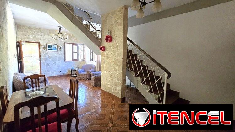 Casa de 2/4 y 1/2, 2 niveles, carposh, en Marianao (M-22)