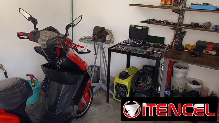 Taller mecánico y eléctrico de motos eléctricas en el vedado