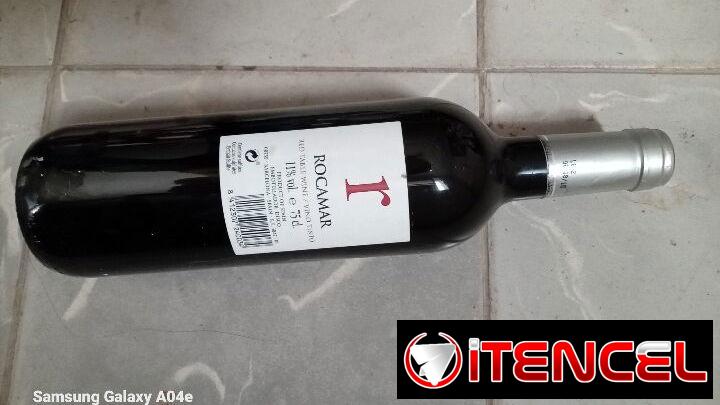 Botella de vino tinto (España). Bodega Rocamar 75cl