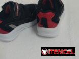 Zapatos de bebé varón miden 13 cm