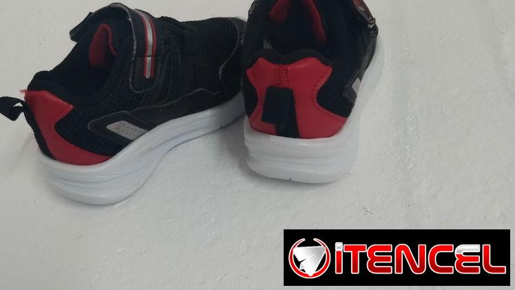 Zapatos de bebé varón miden 13 cm