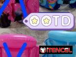 Chalecos salvavidas para niños y niñas de diferentes tallas.