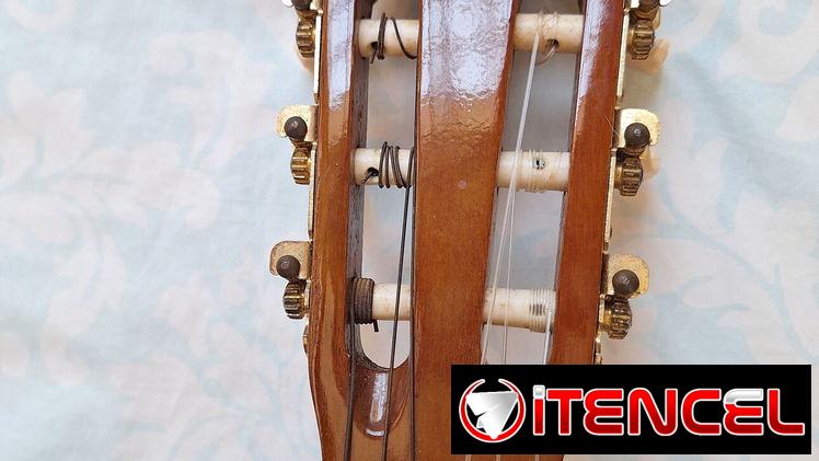 Vendo guitarra acústica poco uso con su funda y cuerdas de repuesto