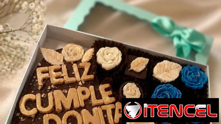 Caja de 10 bombones rellenos más una tableta con mensaje personalizada