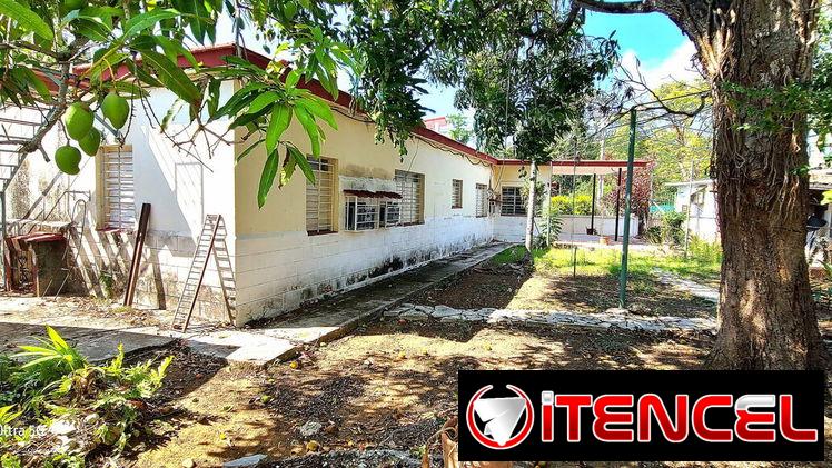Casa grande con patio en Cubanacán