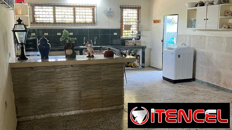 Venta de bajos de biplanta amplio en avenida Santa Amalia