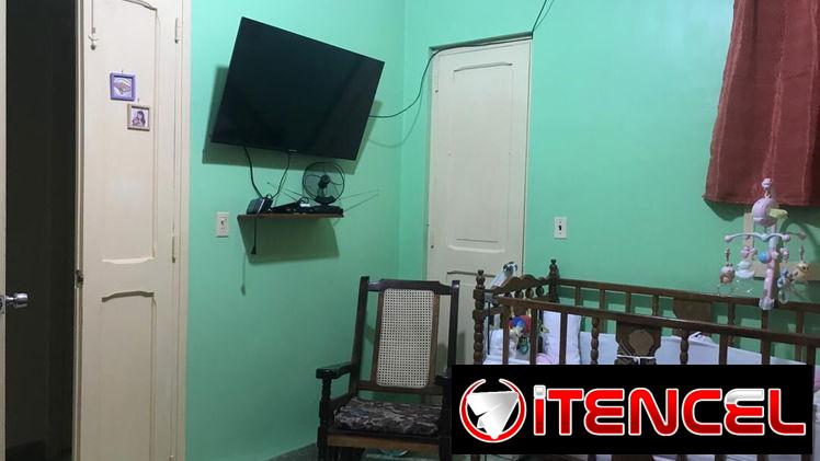 Se vende casa semi independiente, en la Habana Vieja.