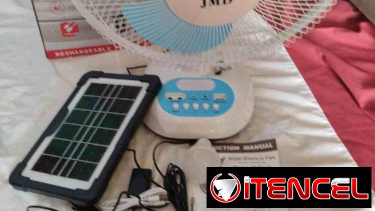 Ventilador recargable a $40000 con entrada solar y puerto USB y doble salida de bombillas y lápara de luz noctura.