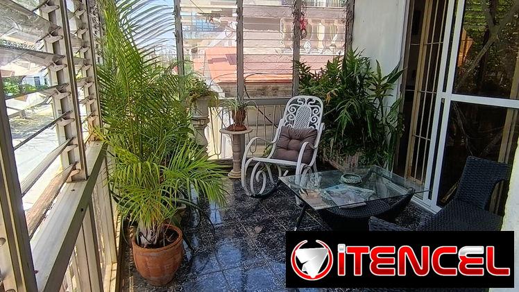 Apto de 3 habitaciones en el vedado con garaje.