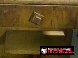 Se juego de cuarto antiguo que tiene cama, dos mesitas de noche,escaparate y coqueta con silla.