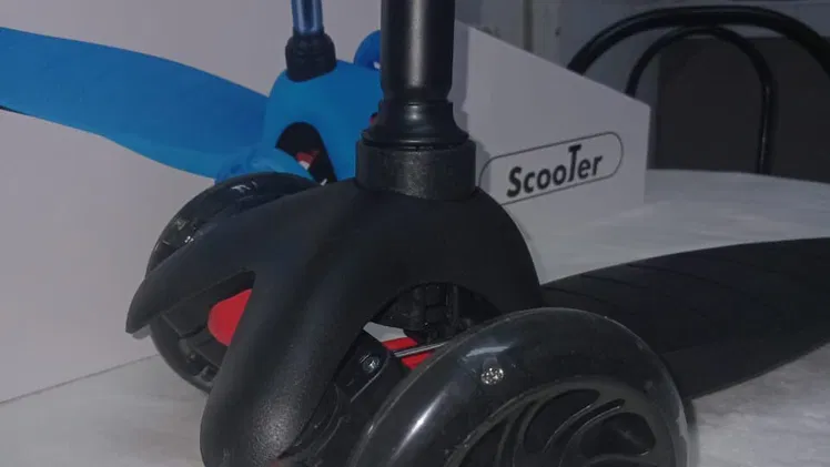 🛴 PARA LOS PEQUES 🛴 SCOOTER DE 3 RUEDAS CON LUCES LED. FACTURA Y GARANTÍA. TLF 54833699