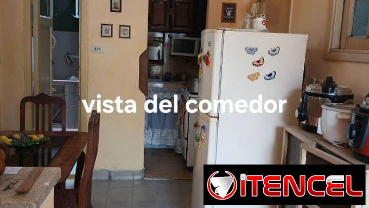 Se vende apartamento en Santo Suárez, ubicado en un primer piso con balcón a la calle