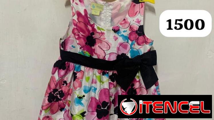 Batas vestidos de niña de mínimo uso en Perfecto estado