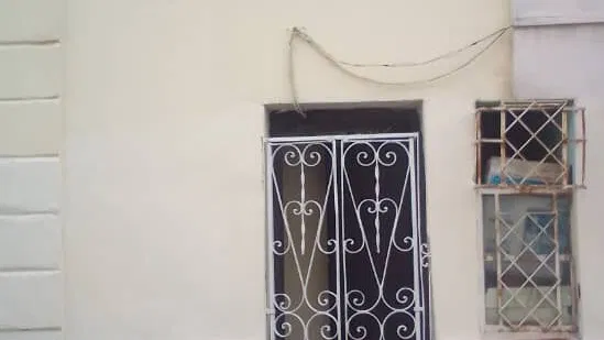 Vendo casa puerta a la calle con azotea libre en Centro Habana