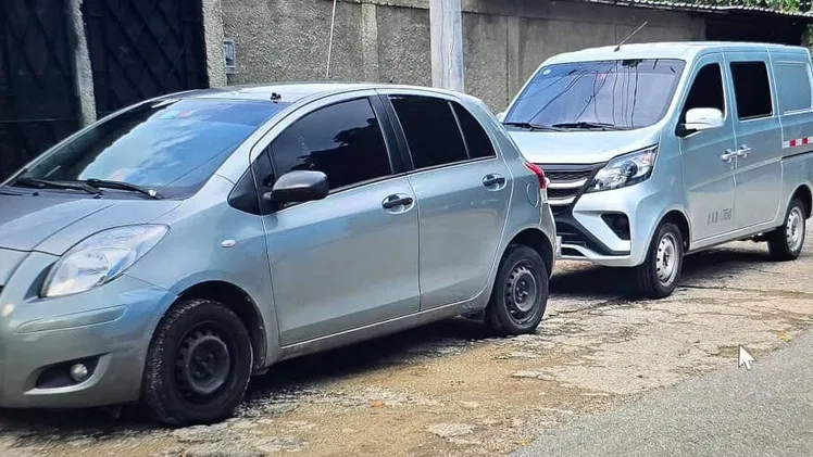 Vendo toyota yaris y changan star 5 me ajusto