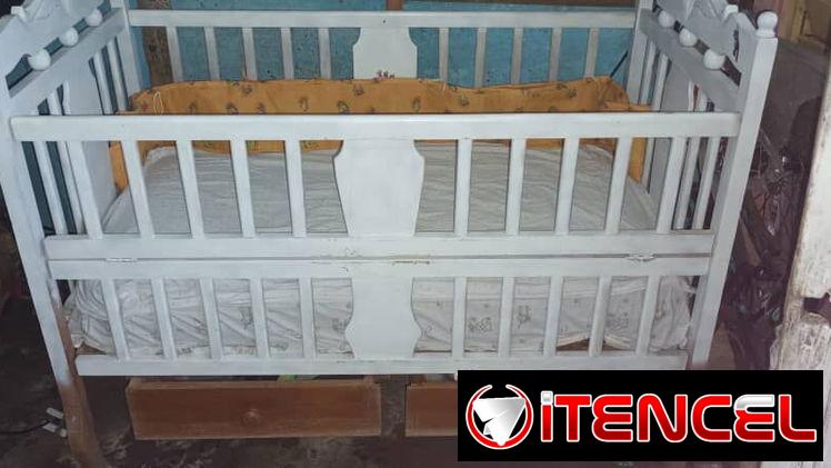 Cuna de cedro blanca con varias cositas incluidas.