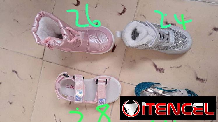Zapaticos de niña boticas rosadas,blanca,sandalia precio 25 USD y los azulito 35 USD