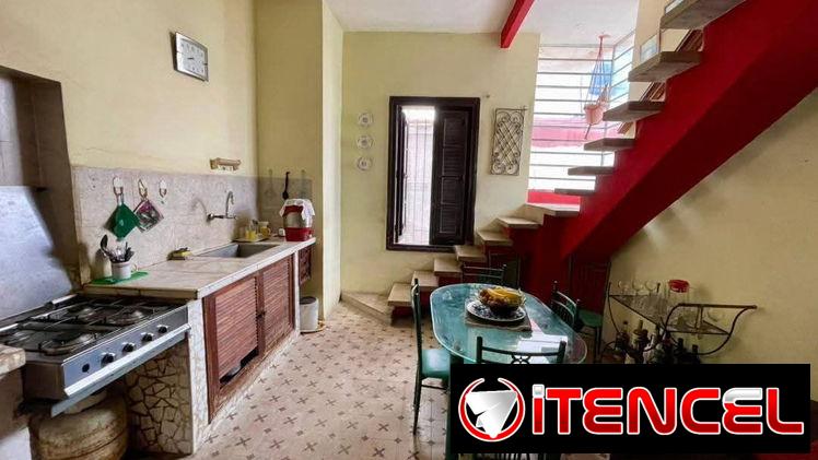 Oportunidad única en Playa, cerca del Tropicana!  Se vende casa en altos tipo dúplex, amplia y bien distribuida.