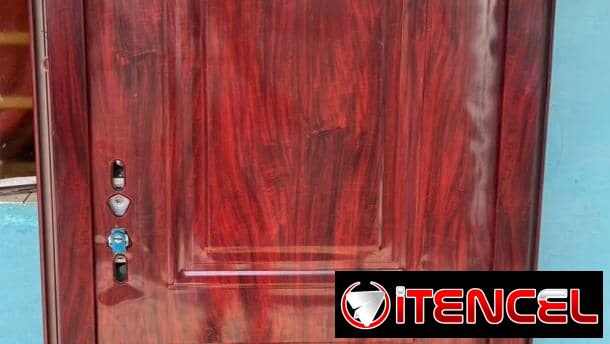 Puertas de alta gama en calidad.material acero cromado y marquetería original de aluminio y cristal