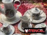 Juego antiguo de tazas de porcelana