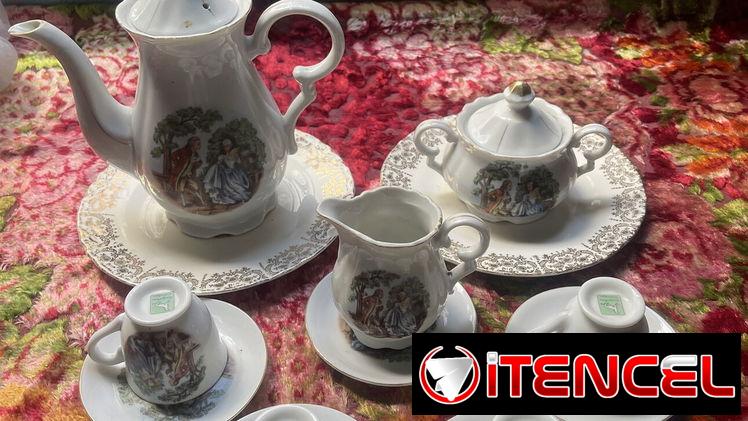 Juego antiguo de tazas de porcelana