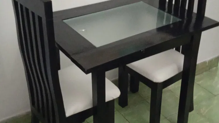 Set de Comedor de Madera con 2 Sillas
