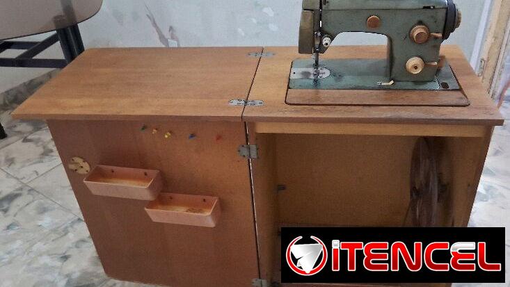 Máquina de coser Amistad con su mueble