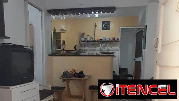 Apartamento en bajos 1 cuarto y medio patio Playa cerca 13y60 en 15mil 53582376