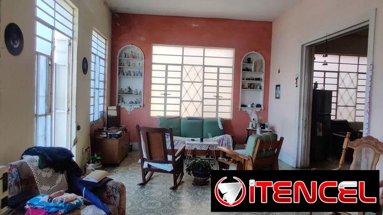Vivienda amplia en altos, cercana a 23 y G . Vedado !!!