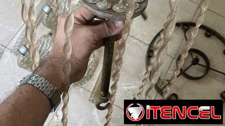 – Lámpara de los años 50s para armar con sus hojas y lágrimas bastante completa (falta el plafón de abajo).