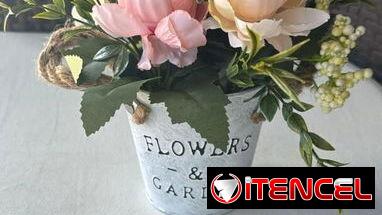 Macetas con flores artificiales