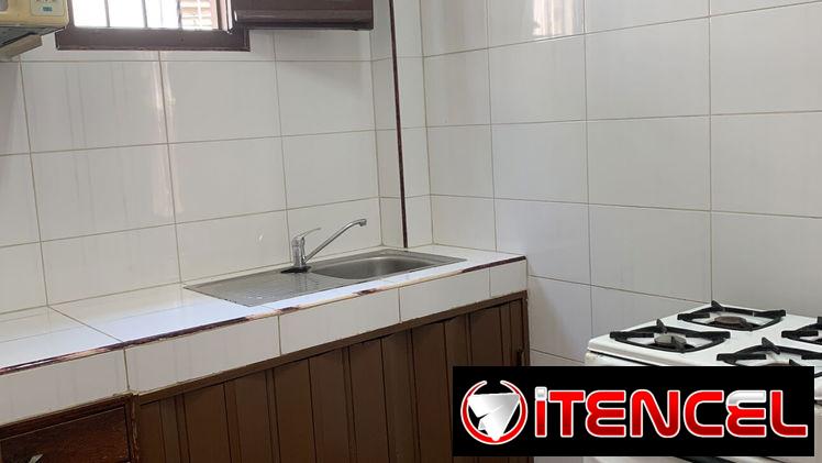 Casa independiente con garaje y negocio. Calle B en Lawton. 3/4, 2 baños. Tel. 52703482
