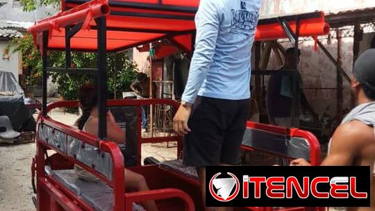 Techos, juegos de bancos y parabrisas para su triciclo.