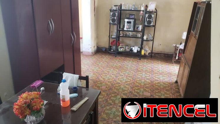 Se vende casa amplia a una cuadra de la calzada de 10 de octubre