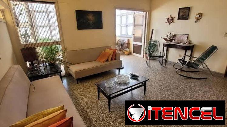 En venta dos grandes aptos en tercer y último nivel con azotea libre de un edificio en Miramar !!!