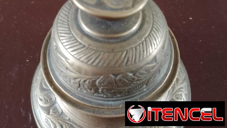 Campanita de bronce