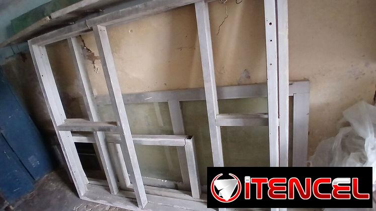 Puerta y Estructura grande para portal de aluminio y cristal 200 usd 53582376