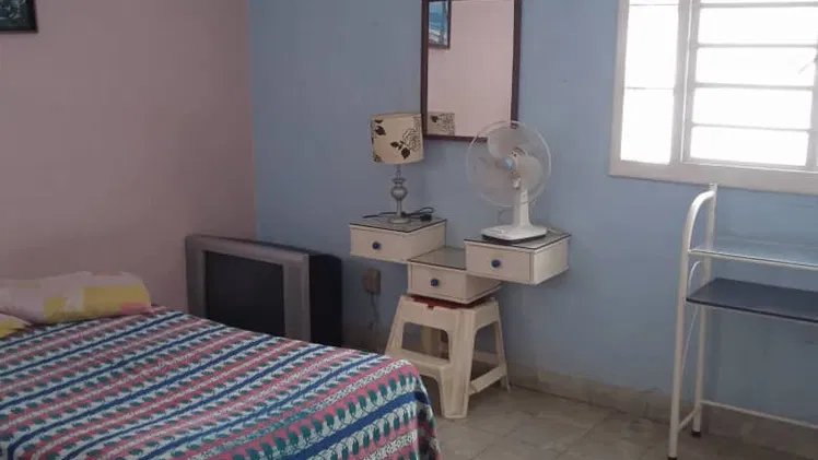 Vendo departamento en el Vedado muy céntrico, construcción antigua en muy buen estado