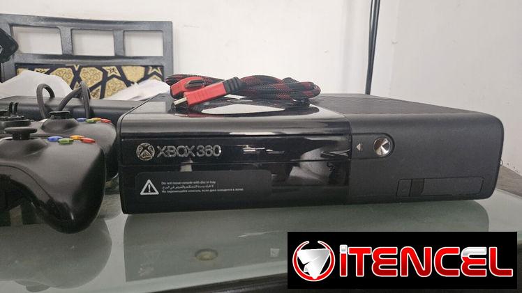 XBOX 360 E (Super Slim) pirateado + 2 mandos + 250 de disco duro