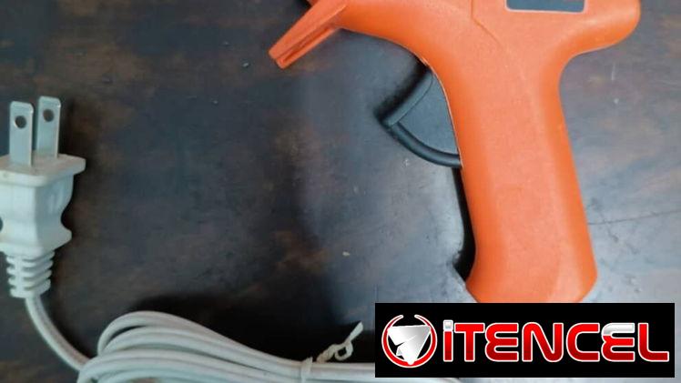 Pistola de silicona marca Truper con barra de silicona incluida