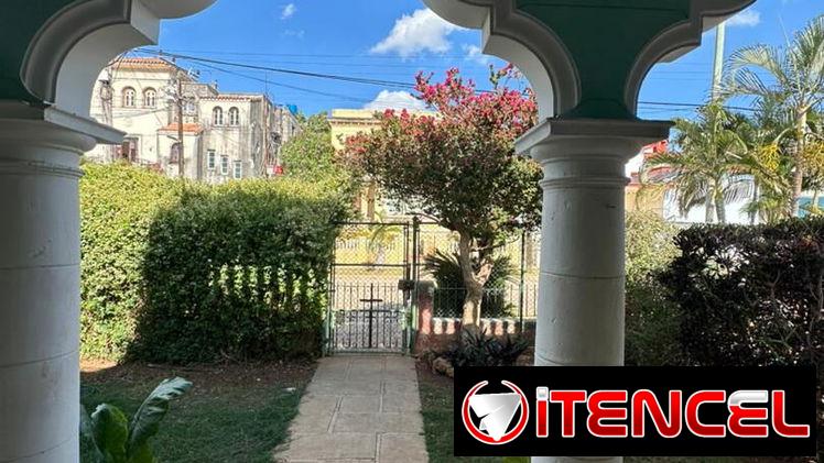 SE VENDE CASA BIPLANTA EN BAJOS – PLAYA, REPARTO LA SIERRA.*