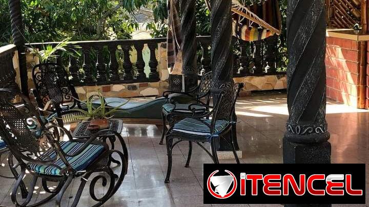 📱 Villa Exclusiva cerca del Aeropuerto con Amplios Jardines y Ranchón