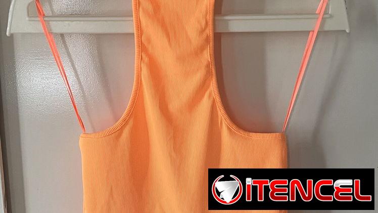 Top halter, marca BERSHKA. Color naranja . Tallas M y L