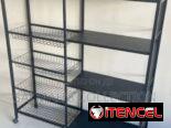 Organizador de metal entero con ruedas.