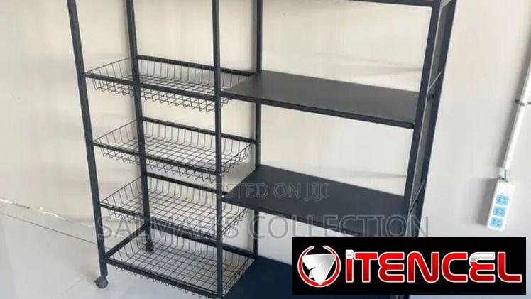 Organizador de metal entero con ruedas.