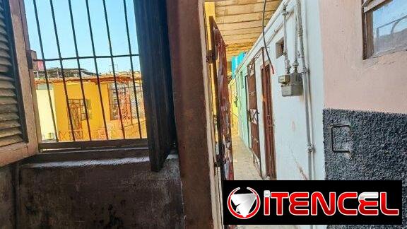 Habana Vieja-Gloria y Factoría:CUARTO Grande Vacío En Edificio En Buen Estado,Con Barbacoa”Buena Altura”,SemiInterior Co