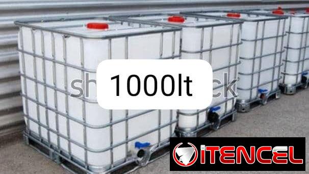 Tanques de 1000 L blancos enrejados