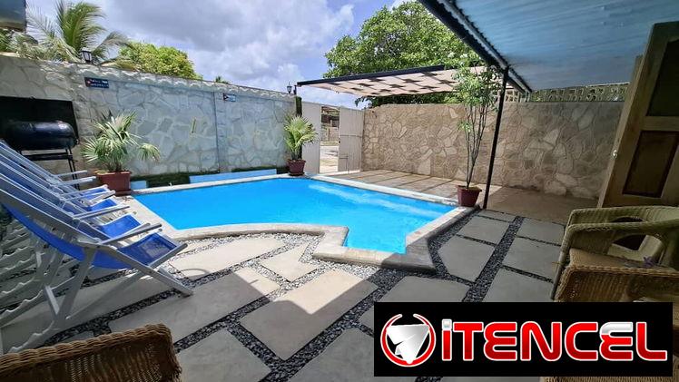 Con respaldo energético a 1 cuadra de la playa. Casa con piscina en la playa