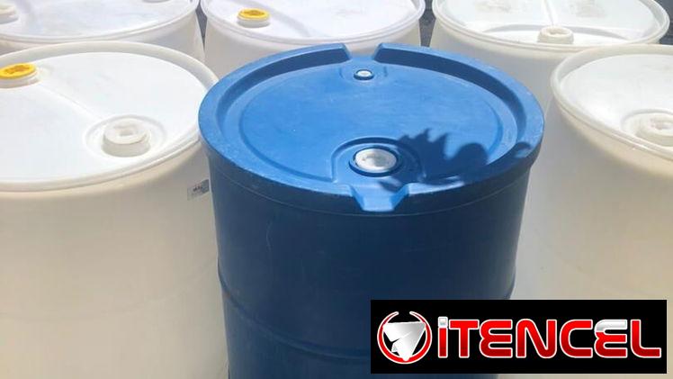 Tanques de 55 galones azules y blancos