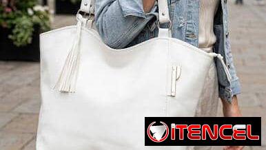 CARTERA BLANCA CON DETALLE ARGOLLA METALICA REDONDA  38 cm ancho 28 cm alto 10 cm profundidsd